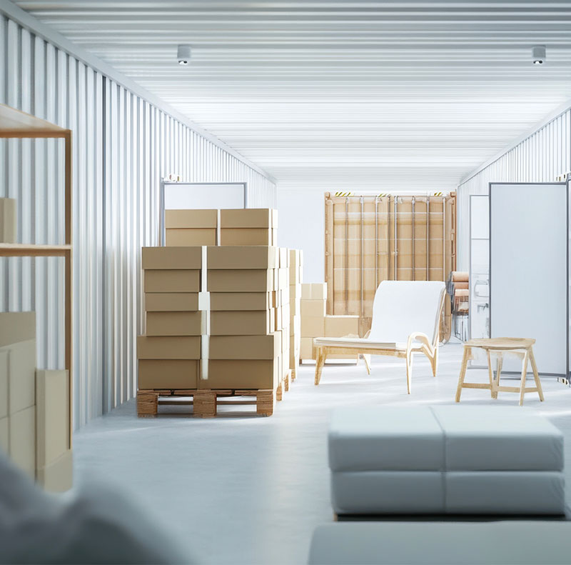 Corridoio luminoso e pulito di un deposito mobili con scatole di cartone su pallet e poltrone moderne per una custodia sicura dei mobili